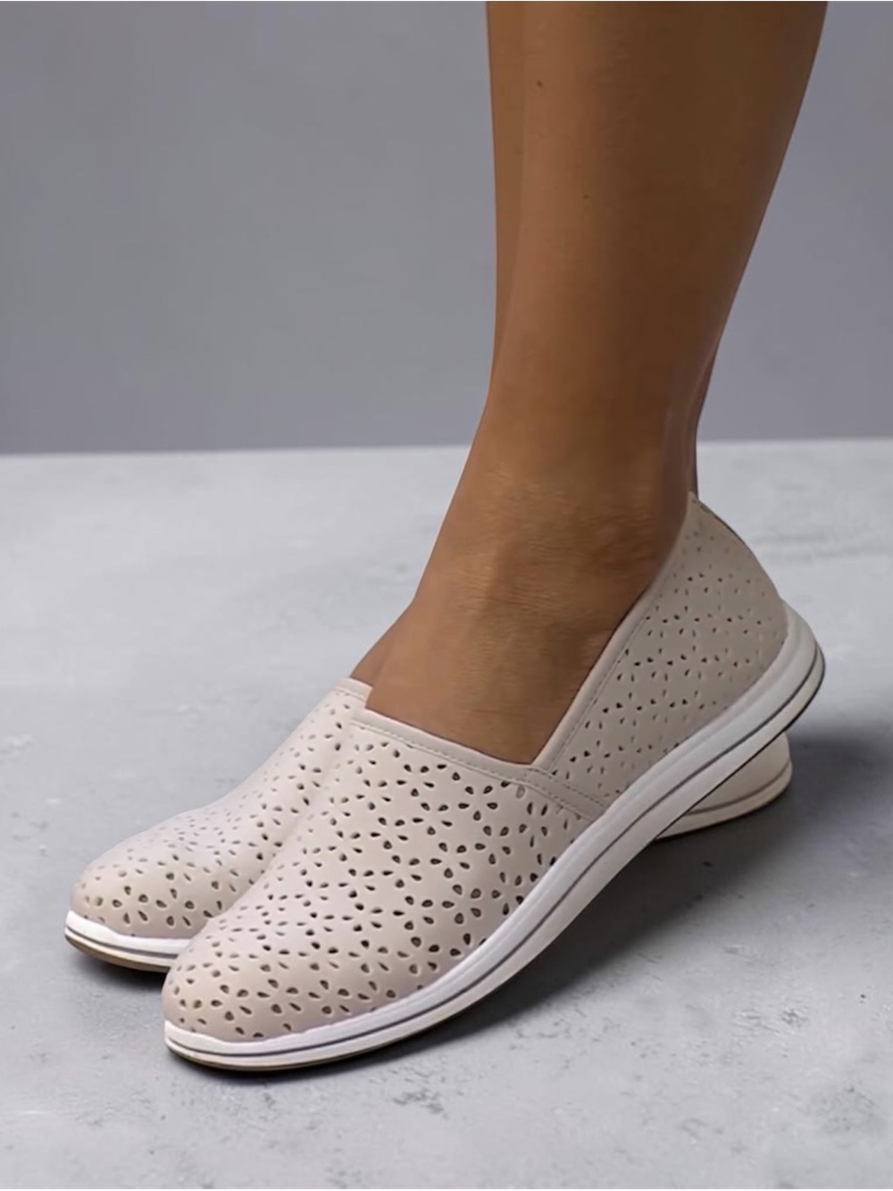 Clark’s Cloudsteppers Breeze Emily Slip-On in Taupe Size 9M